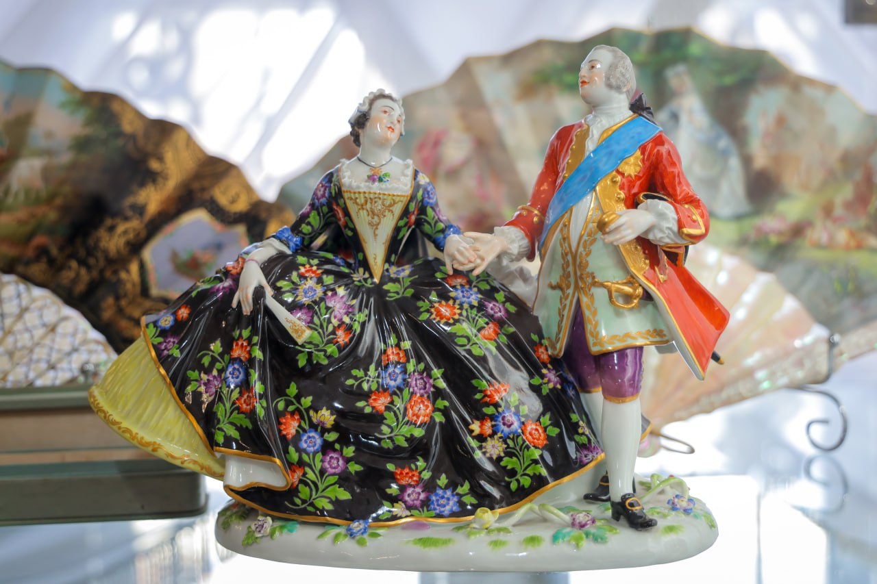 Выставка «Средь шумного бала, случайно…»