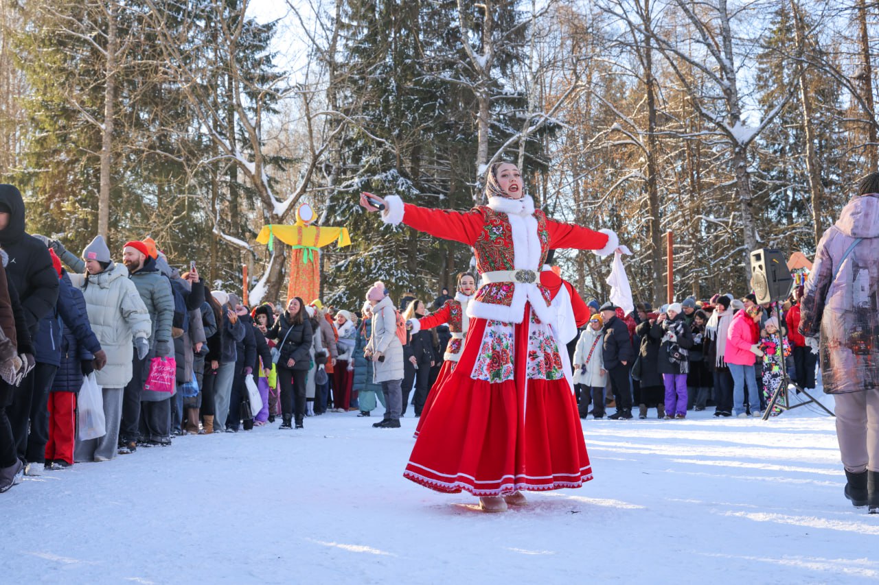 «Борода-фолк», ложки и блины. Праздник Масленицы в Мелихове посетили более 800 человек